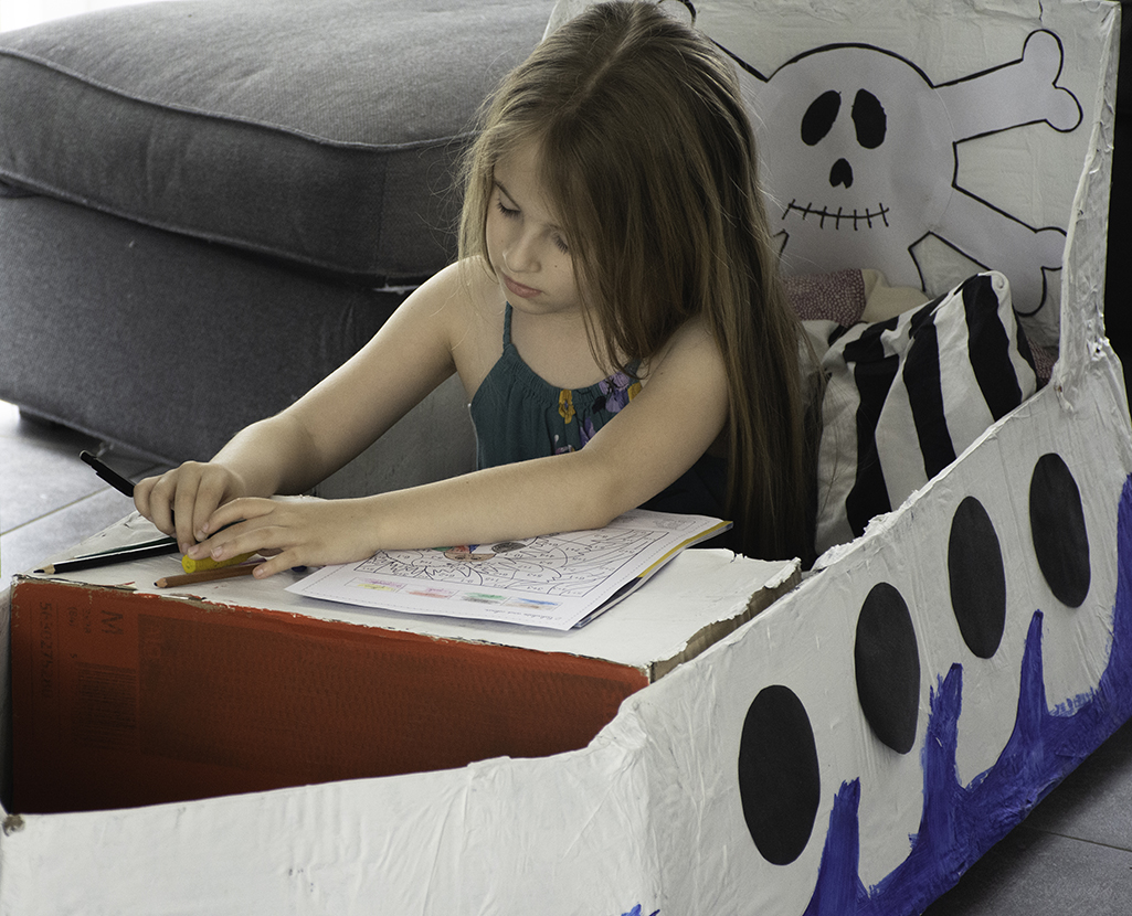 Laïyna estudiando en un barco de papel