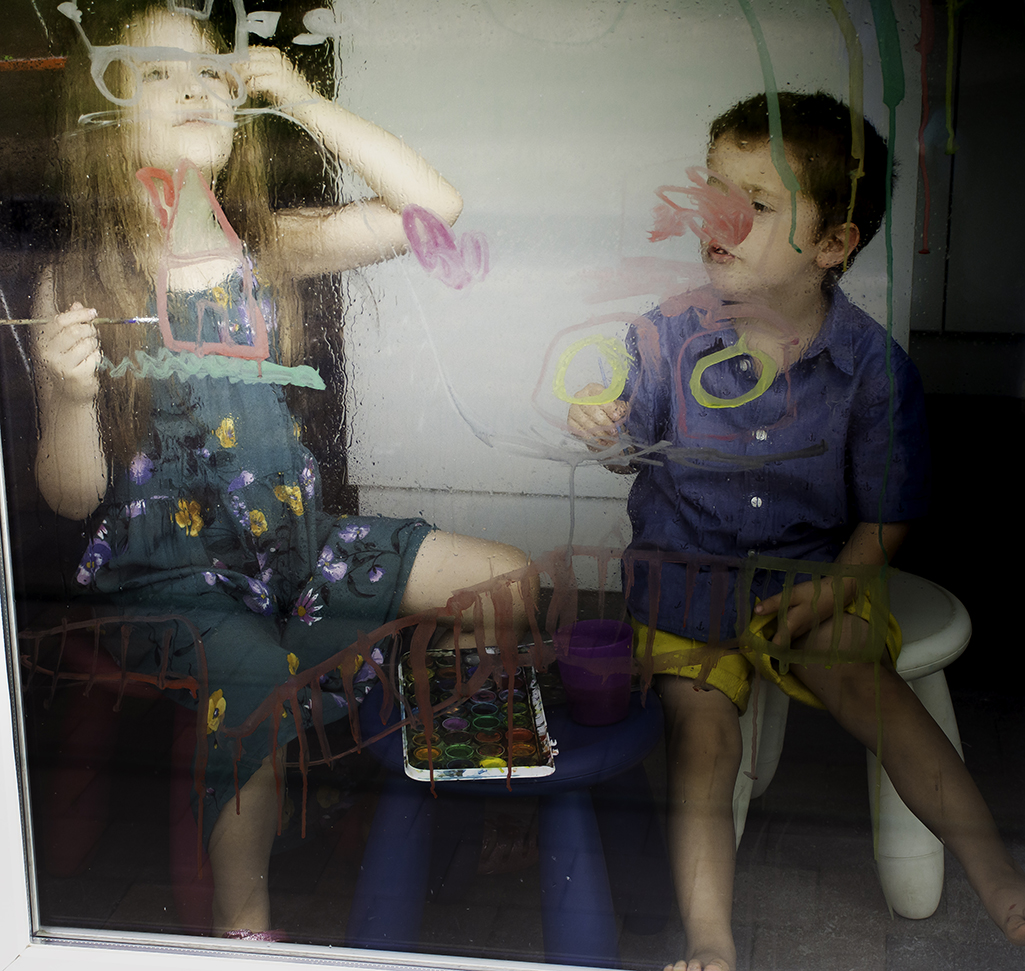 Marek Y Laïyna dibujando con acuarelas en el vidrio